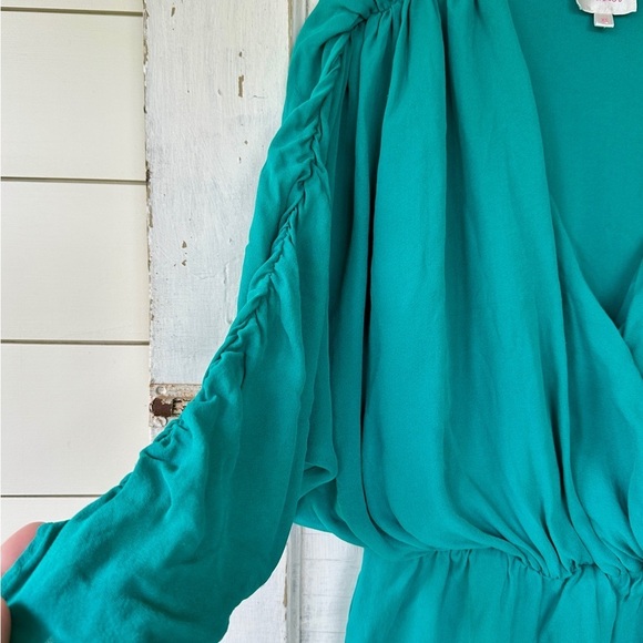 PARKER, WOMENS MINI DRESS. DOLMAN SLEEVE WITH RUCHING. V-NECK WITH SNAP. SIZE XS - Picture 3 of 8